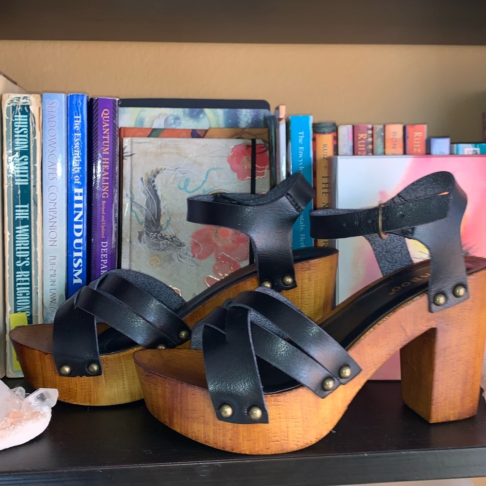 🔥NEVER WORN💥Size 6 Wooden Black Platform Sandal